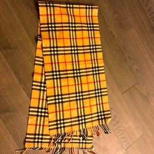Vintage Burberry lambswool scarf with iconic print